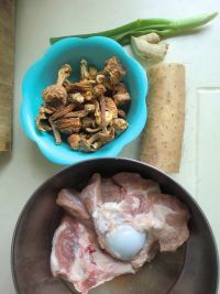 姬松茸山药大骨汤的做法步骤1