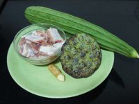 莲子丝瓜排骨汤的做法步骤1