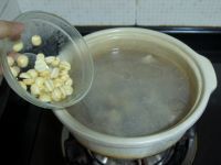 莲子丝瓜排骨汤的做法步骤6